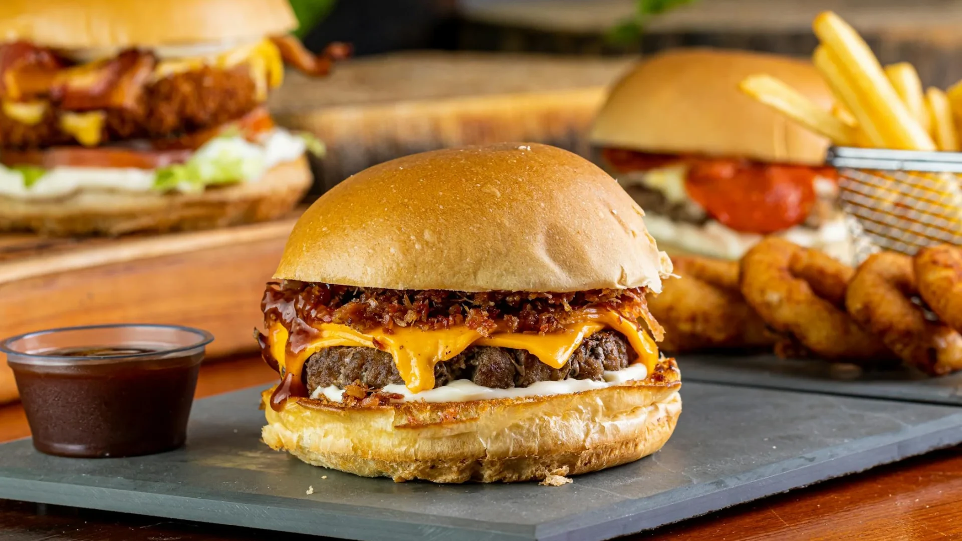 Burger com queijo cheddar e bacon crocante